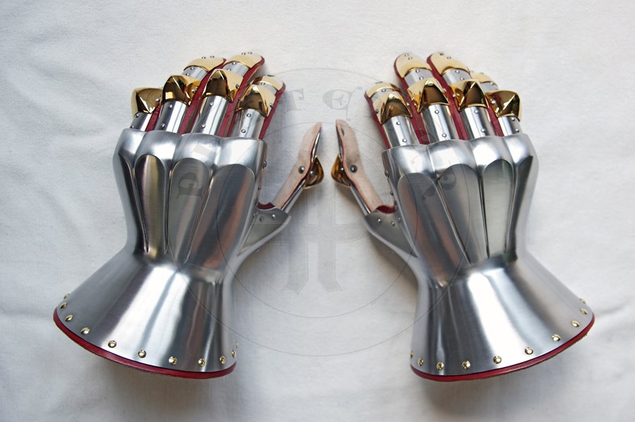 Rkawice klepsydrowe wykonane ze stali redniowglowej, hartowane i odpusczane do 42 HRC. Kostki i paliczki palcw pokryte 24 karatowym zotem./Hourglass gauntlets made from medium carbon steel, heat hardened and tempered up to 42 HRC. Knuckles and fingertips covered in 24 karat gold.
